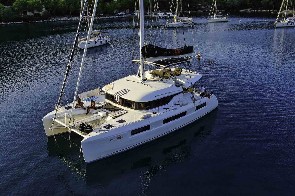 04 Lagoon 50 anchor view 1890x1260