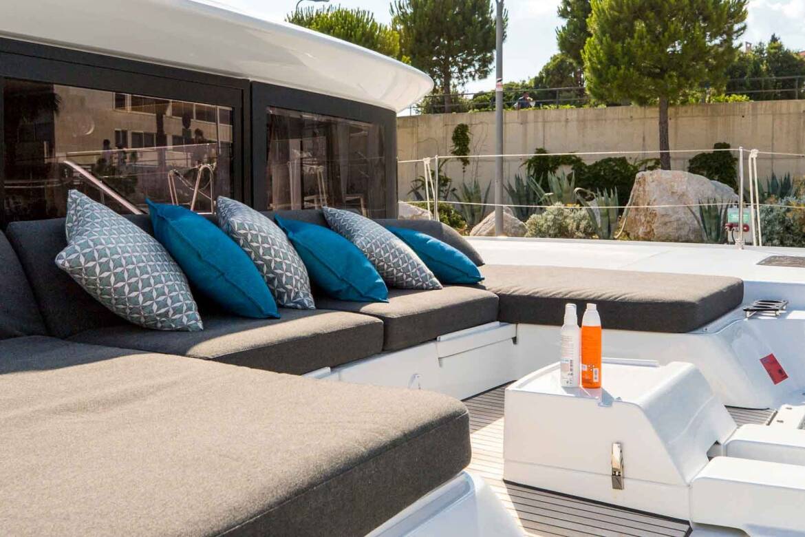 06 Lagoon 50 seating outside 8 1620x1080