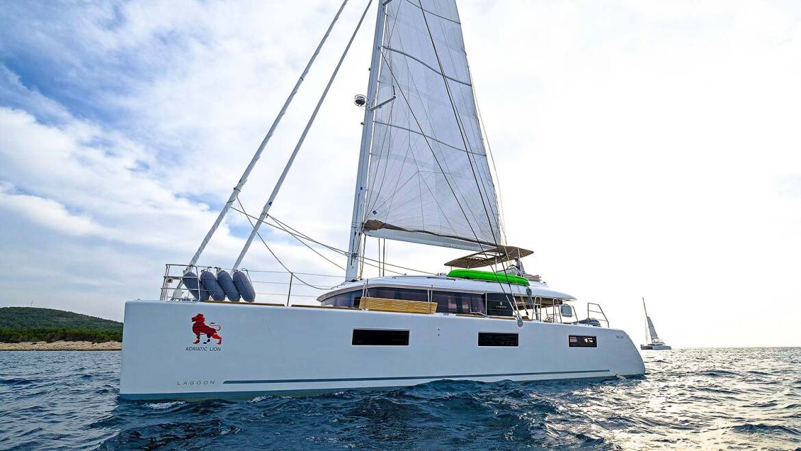 01 Lagoon 620 sailing 2