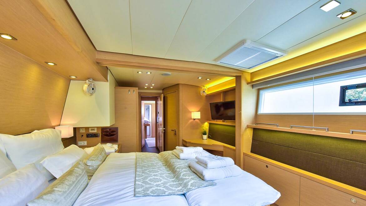 10 Lagoon 620 other side cabin 11