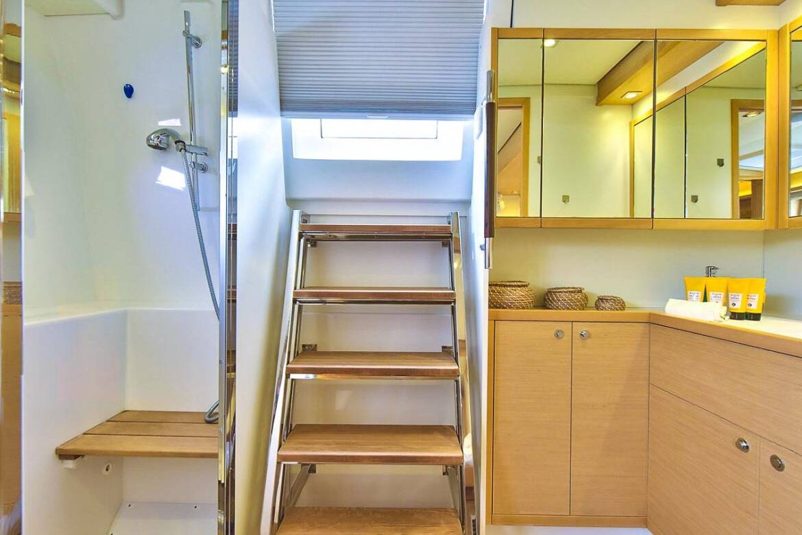 11 Lagoon 620 stairs exit deck 12 1266x844
