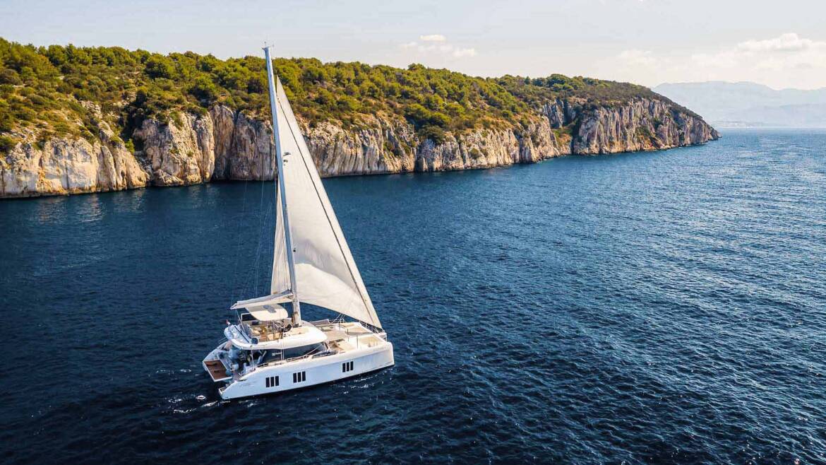 01 Sunreef 50 sailing