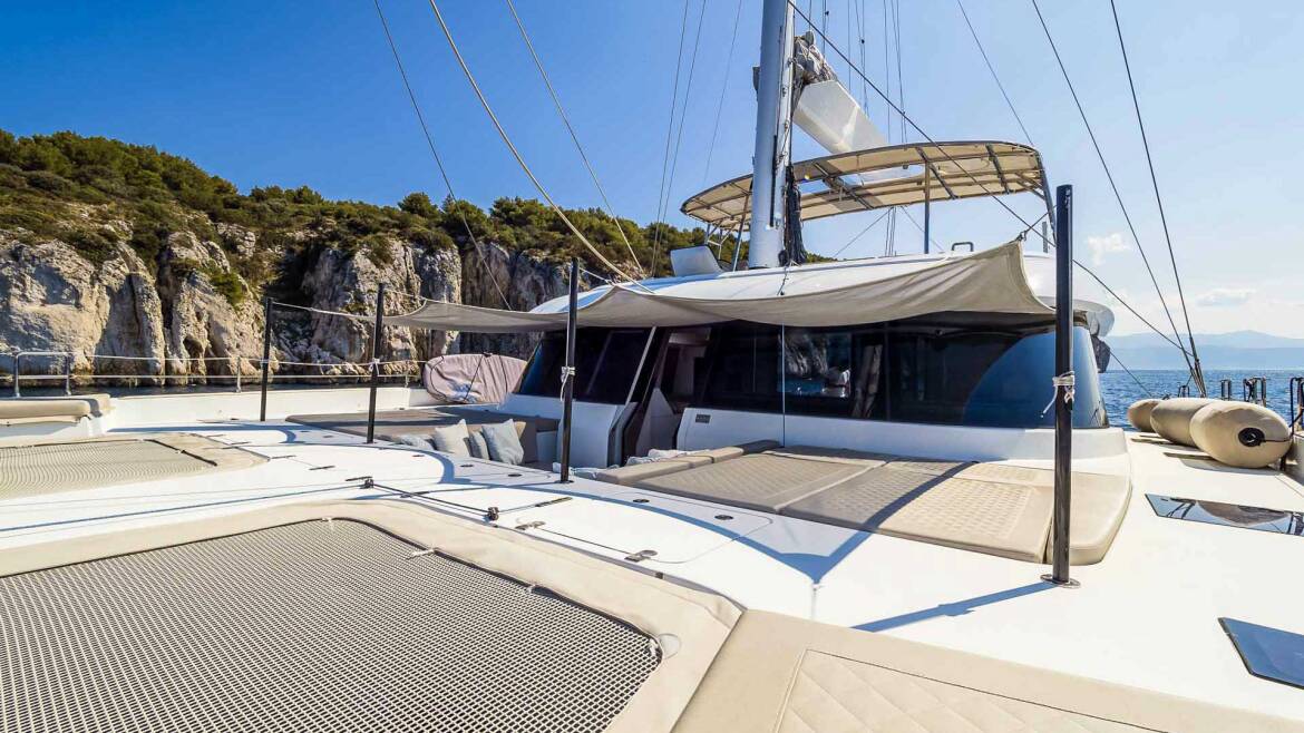 05 Sunreef 50 bow sun pads