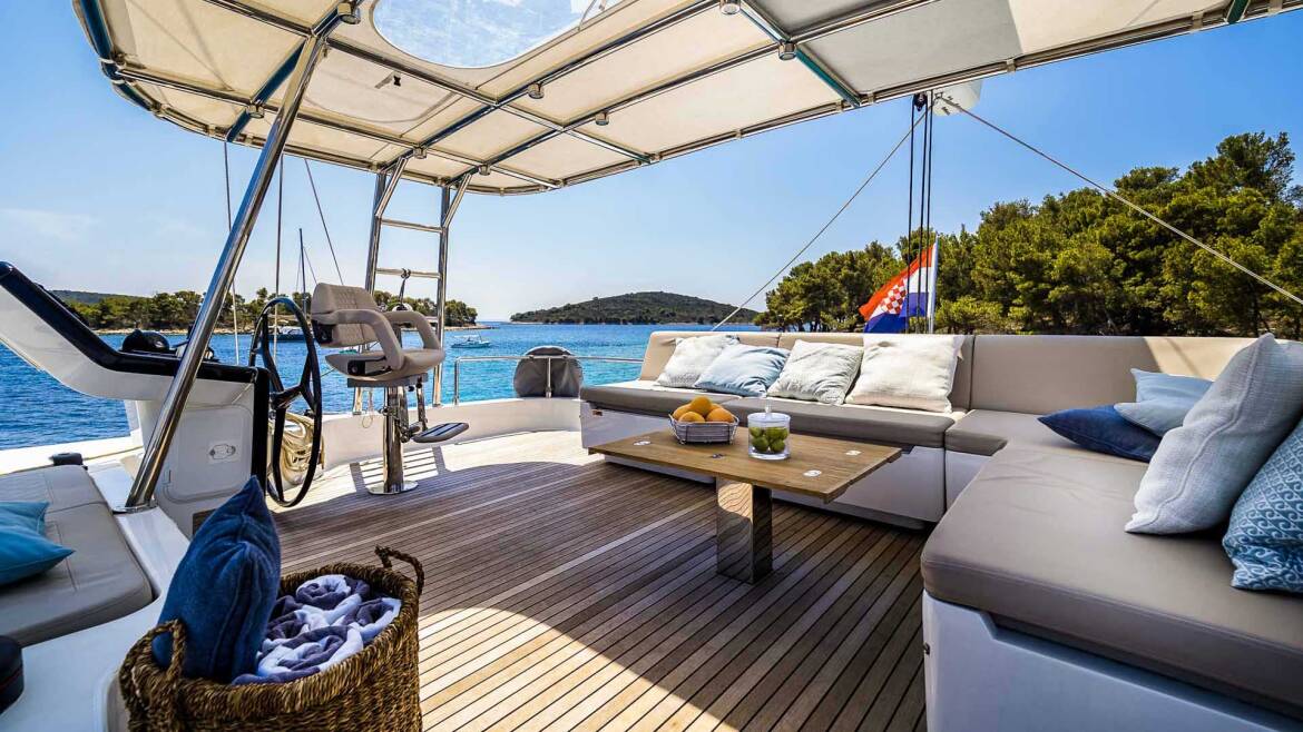 09 Sunreef 50 flybridge view