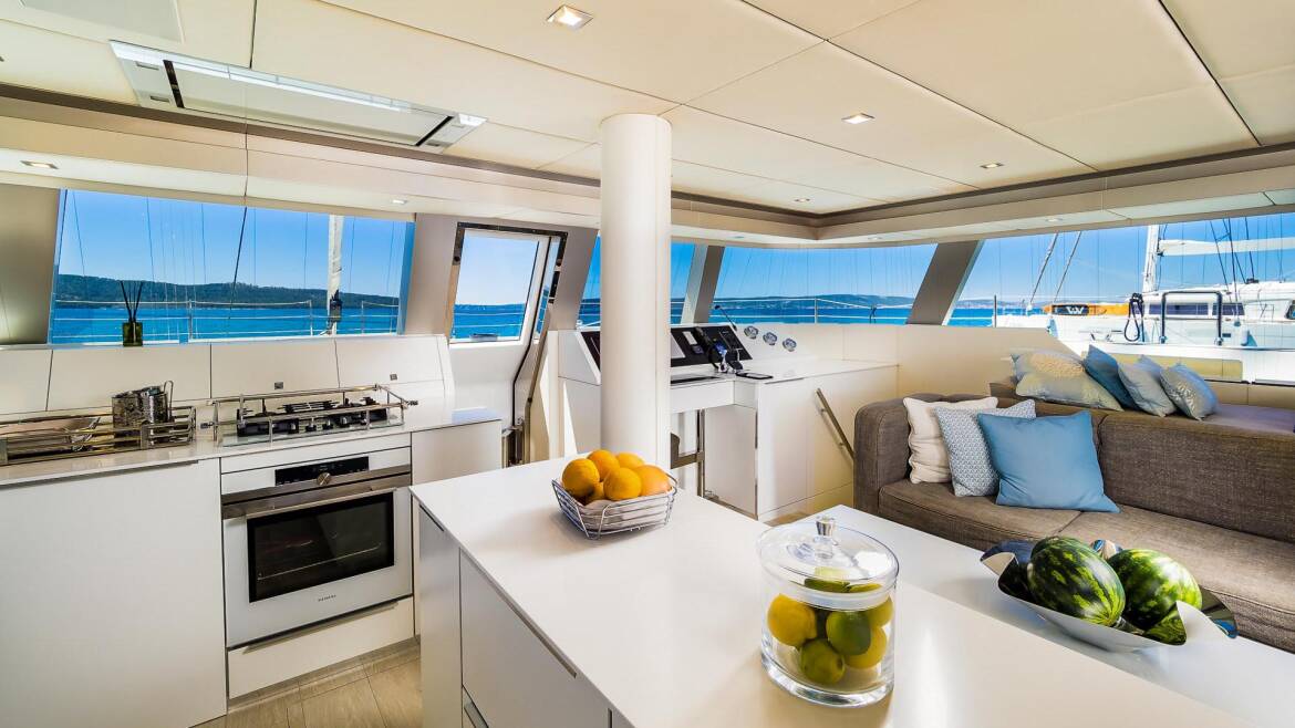 13 Sunreef 50 salon view